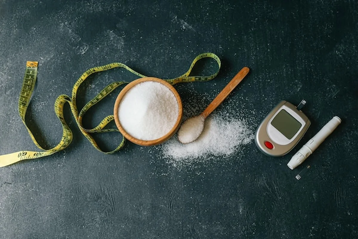 Przyrządy do pomiaru poziomu cukru we krwi na czarnym tle