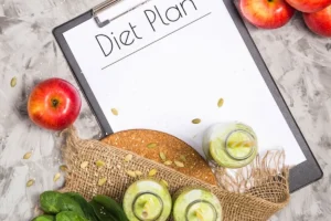 Plan diety na białej kartce na tablecie wśród butelek koktajli