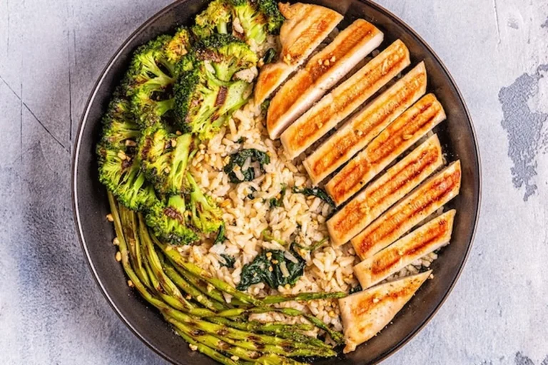 Grillowana pierś z kurczaka z warzywami i ryżem, zdrowe odżywianie