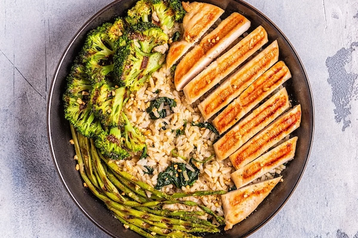 Grillowana pierś z kurczaka z warzywami i ryżem, zdrowe odżywianie