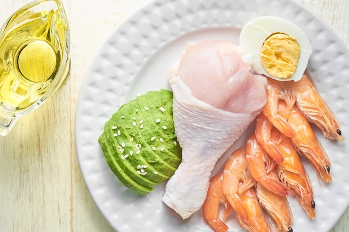 Żywność ketogeniczna: kurczak, krewetki, jajka, awokado i oliwa z oliwek extra virgin