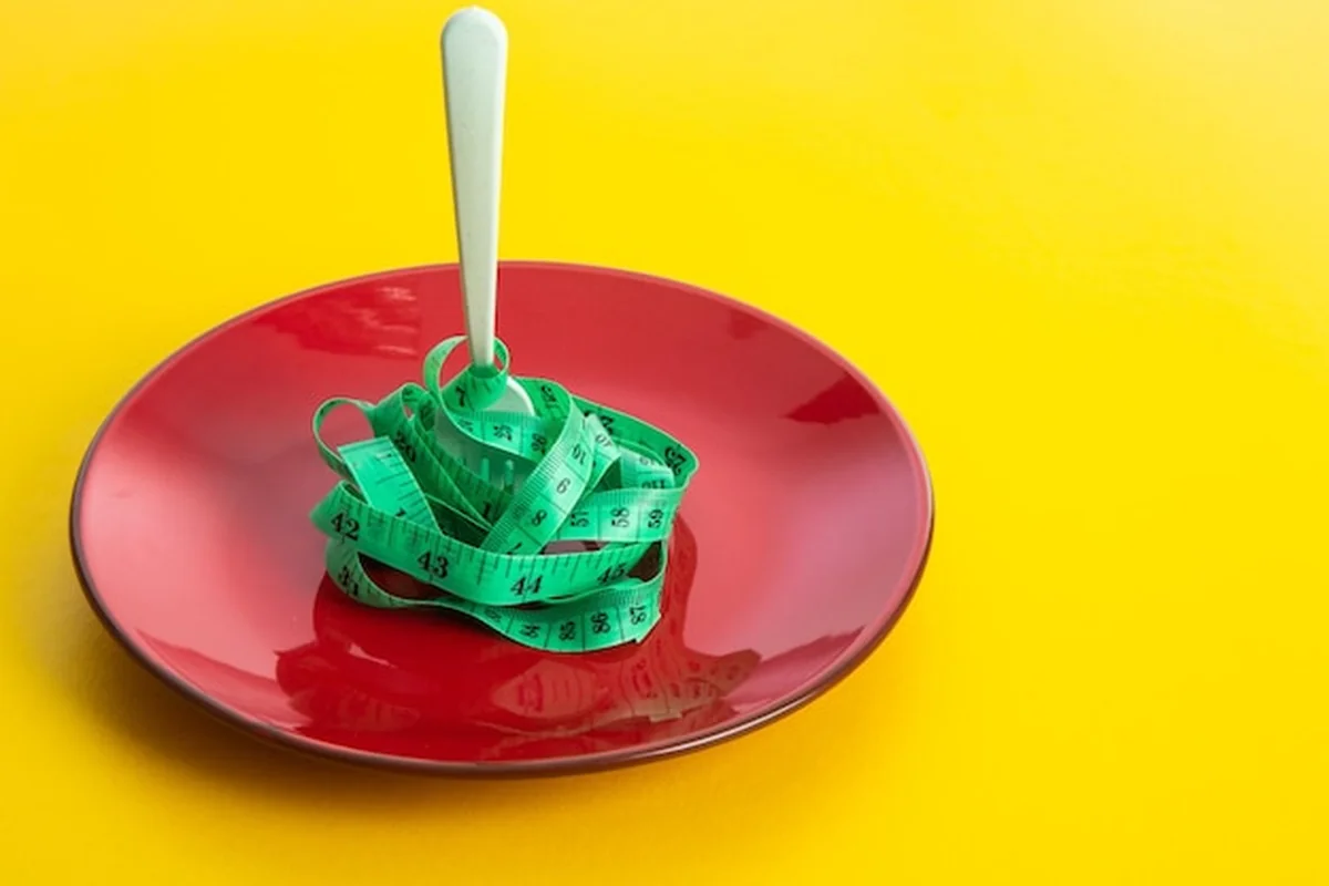 Pusty talerz z widelcem i taśmą mierniczą