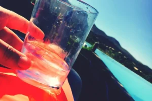 Ręka trzymająca szklankę do picia