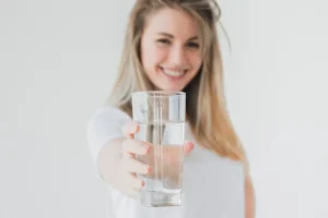 Zdrowa dziewczyna trzyma szkło wody
