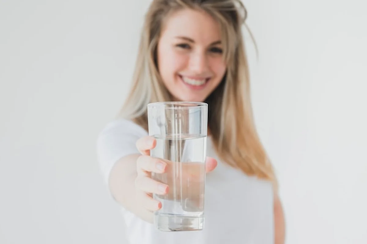 Zdrowa dziewczyna trzyma szkło wody