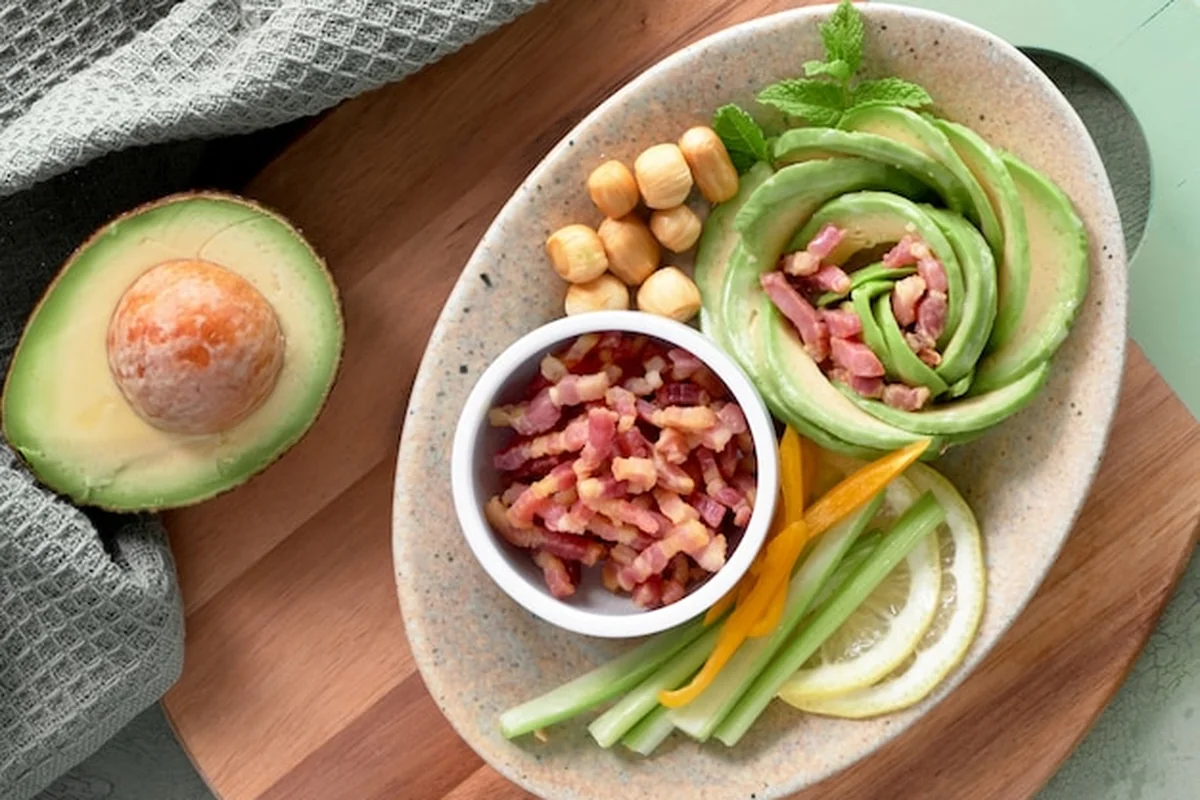Sałatka różana z awokado i boczkiem na diecie ketonowej