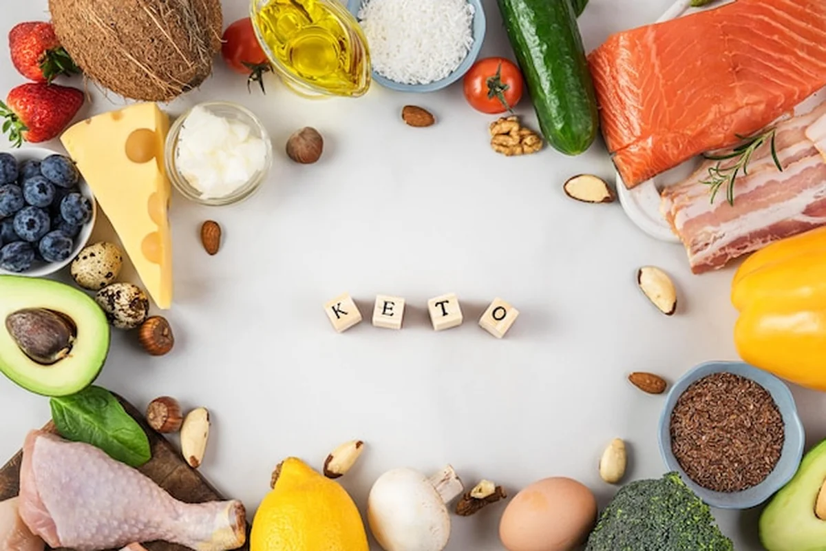 Dieta ketogeniczna z zdrowymi produktami niskowęglowodanowymi – widok z góry