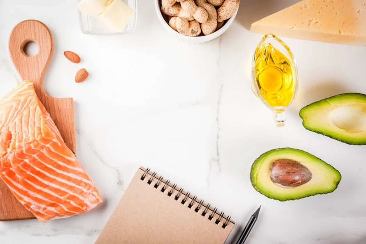 Dieta ketogeniczna z niskimi węglowodanami na białym notatniku