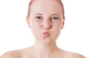 Portret wesołej młodej kobiety na białym tle