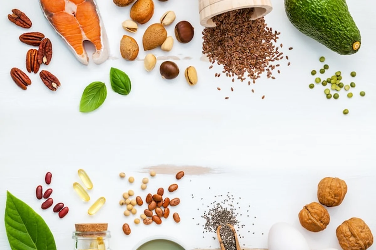 Orzechy na drewnianym tle - omega 3 i nienasycone tłuszcze