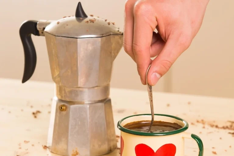 Kawa we włoskim stylu na drewnianym stole