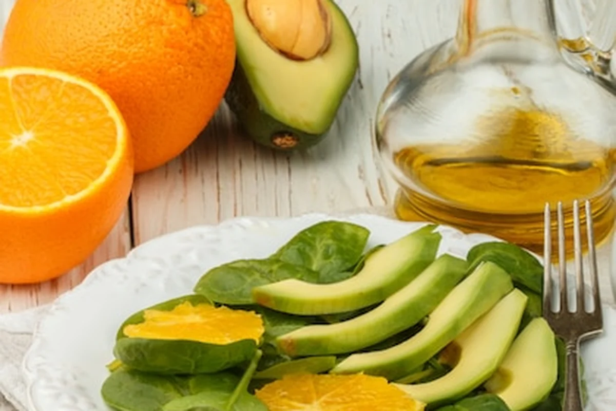 Organiczna sałatka z awokado i szpinakiem