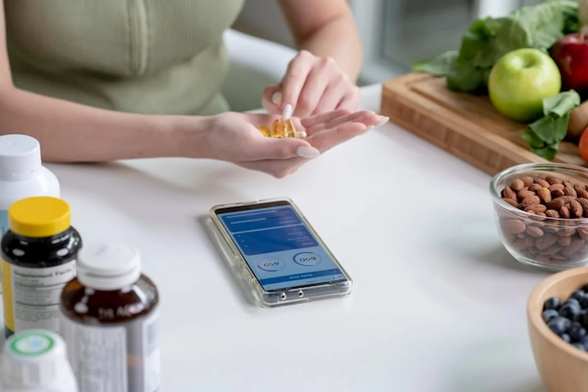 Profesjonalna dietetyczka sprawdza suplementy diety otoczona owocami, warzywami i orzechami na stole