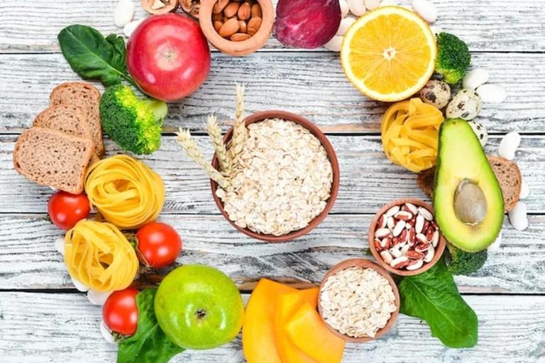 Zdrowa żywność: chleb, makaron, awokado, mąka, dynia, brokuły, fasola, szpinak na białym tle, widok z góry, wolne miejsce