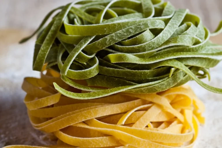 Włoski makaron tagliatelle