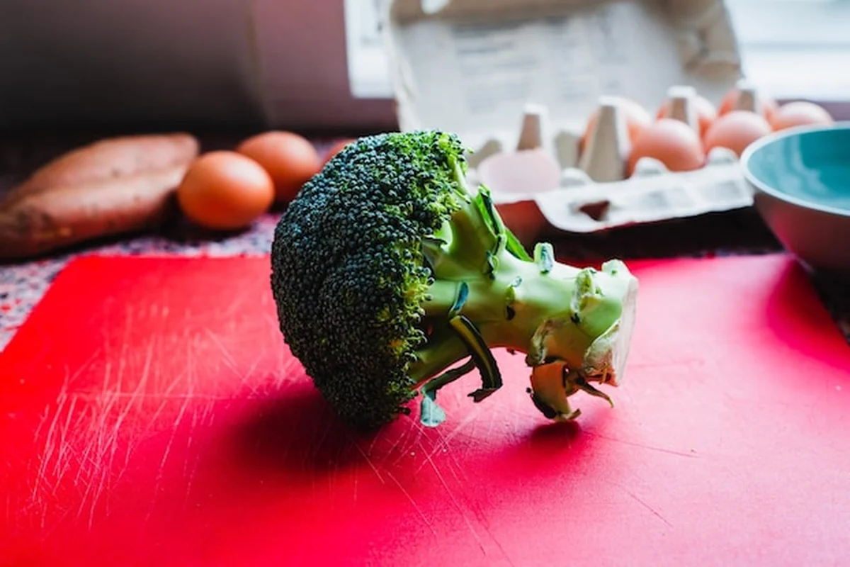 Zbliżenie brokuła na stole