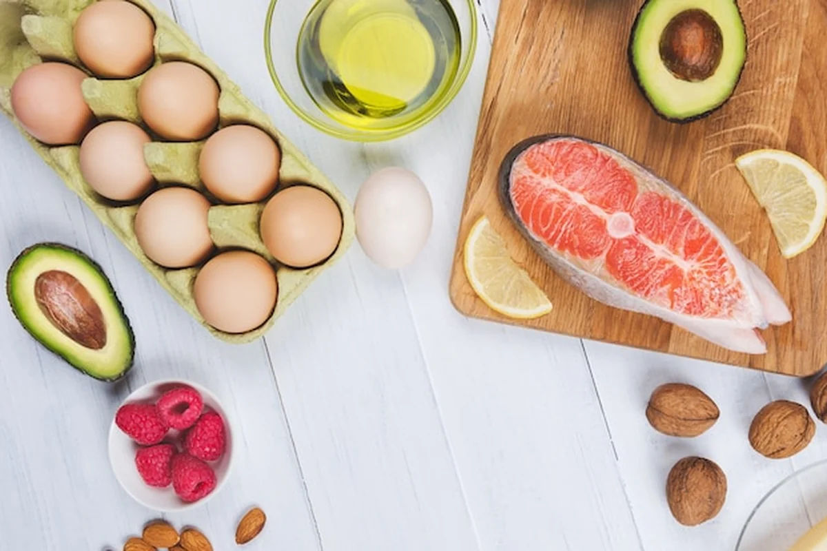 Dieta ketonowa z łososiem, awokado i jajkami