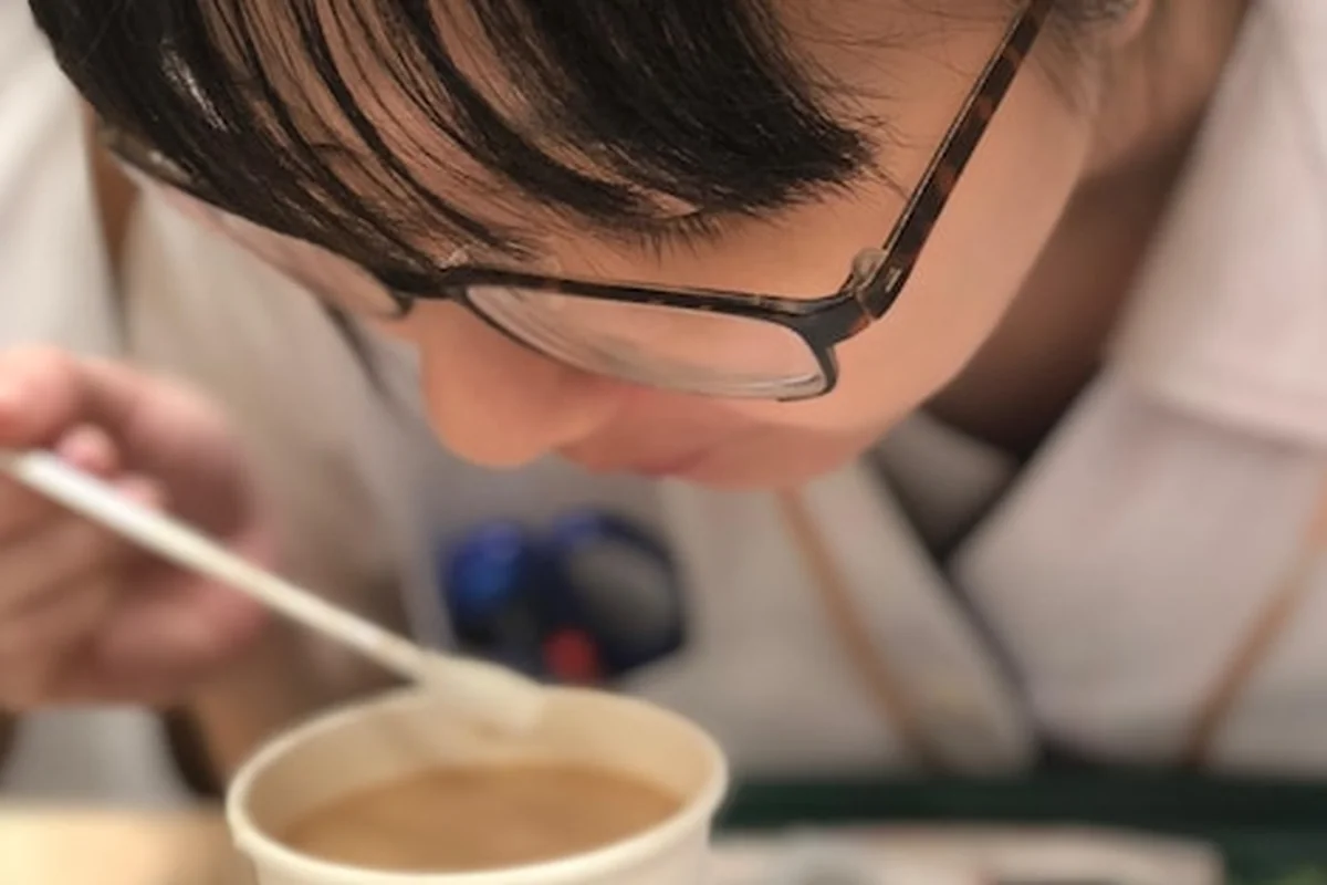 Kobieta pije kawę kuloodporną