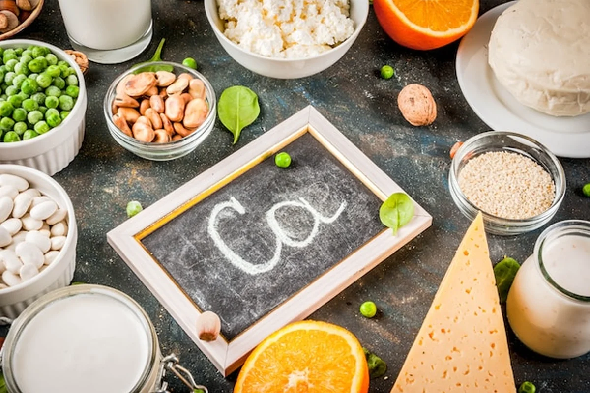 Zestaw żywności bogatej w wapń - nabiał i wegańskie produkty