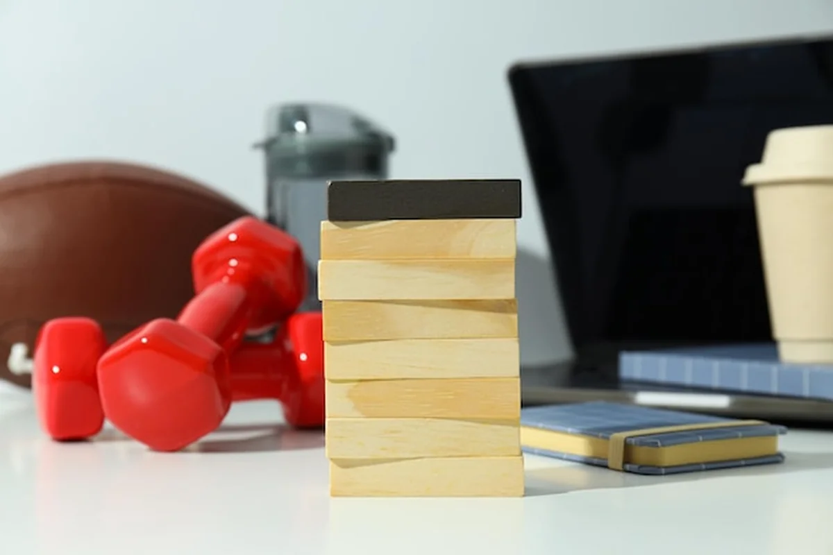 Koncepcja równowagi między życiem zawodowym a prywatnym na jasnym tle