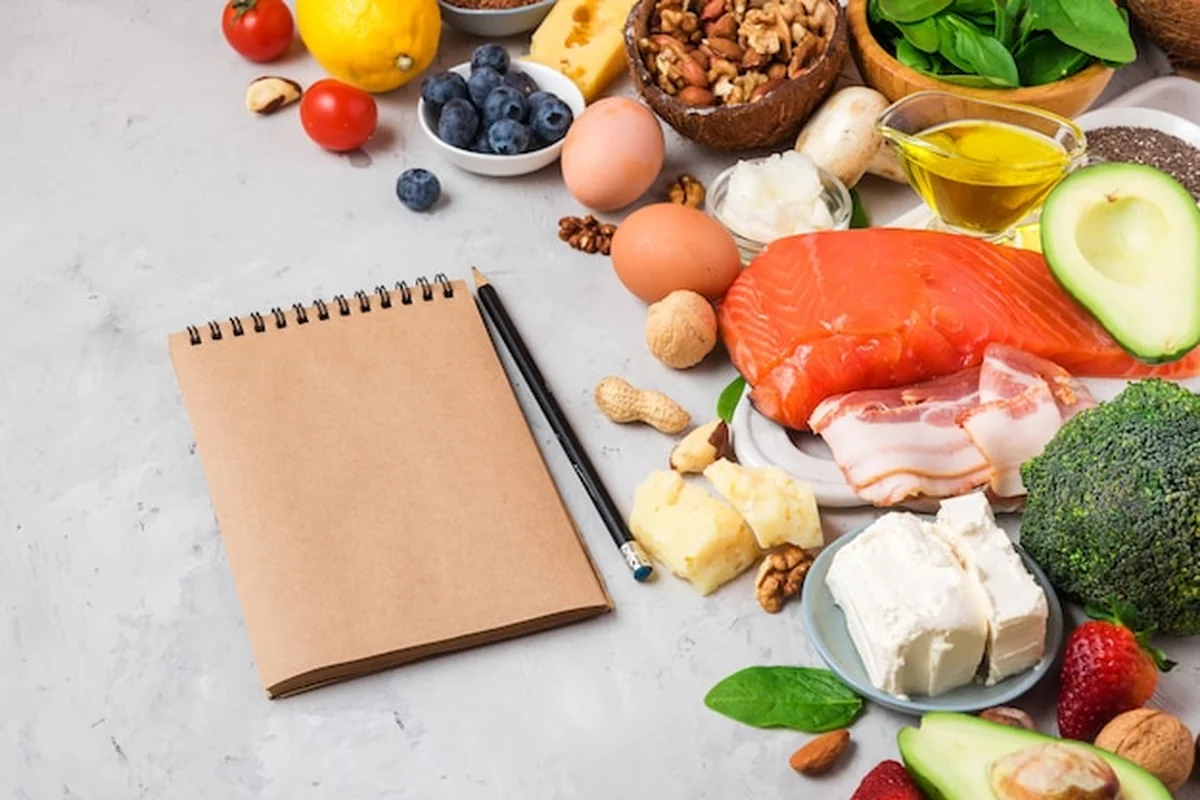 Dieta ketogeniczna z zdrowymi produktami o niskiej zawartości węglowodanów