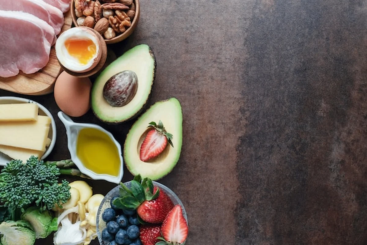 Dieta ketogenna i niskowęglowodanowa z różnymi rodzajami zdrowej żywności
