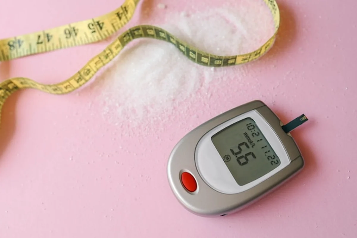 Narzędzie do pomiaru poziomu cukru i taśma pomiarowa na stole