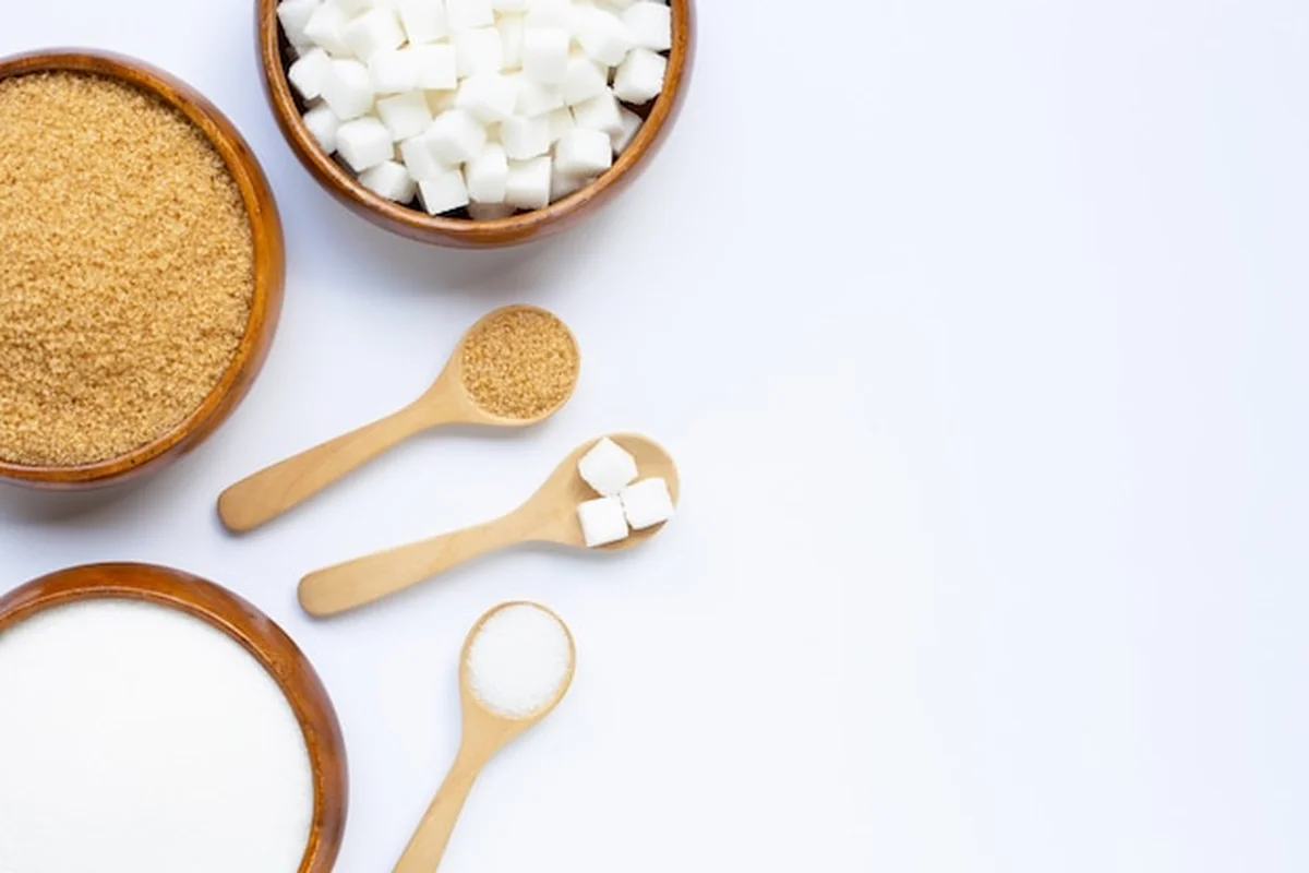 Różne rodzaje cukru na białym tle