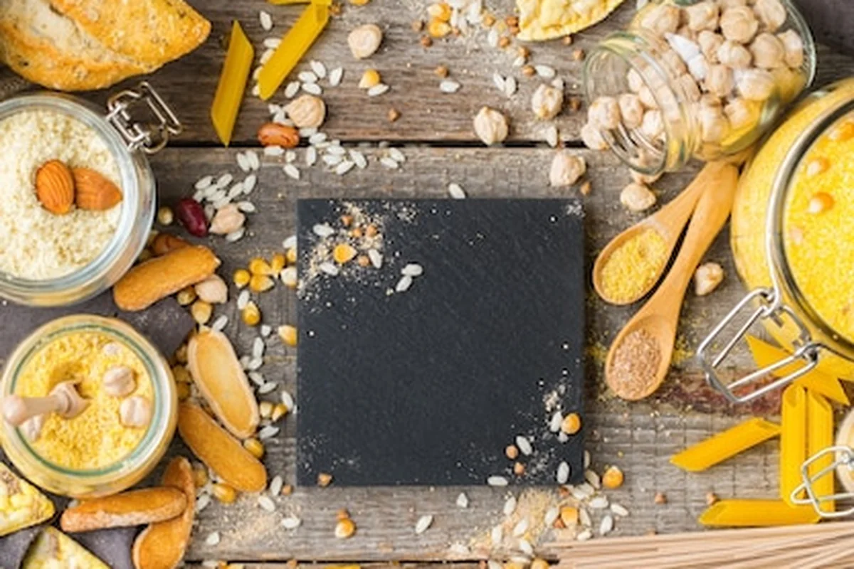 Asortyment bezglutenowej żywności na drewnianym stole