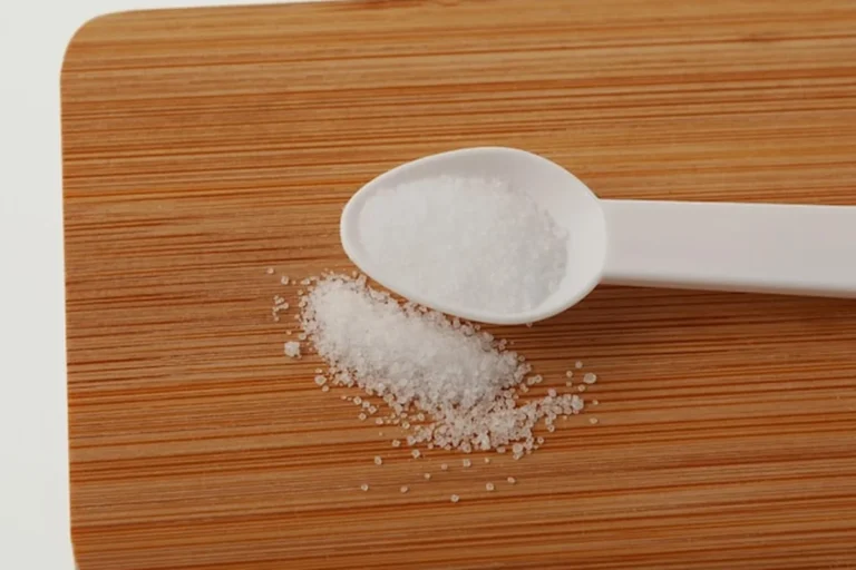Stevioside w plastikowej miarce - słodzik Stewia, E960, biały krystaliczny proszek