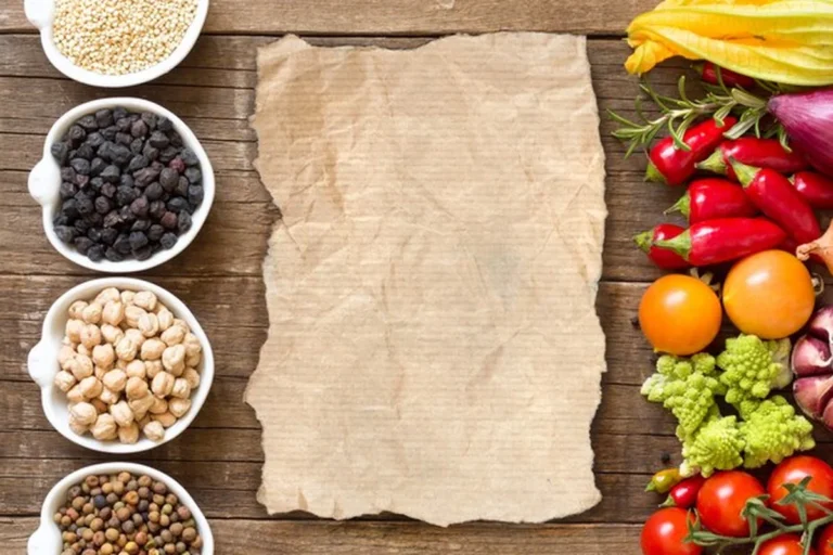 Zboża, rośliny strączkowe, warzywa na drewnianym stole z papierową kopią przestrzeni odgórnym widokiem