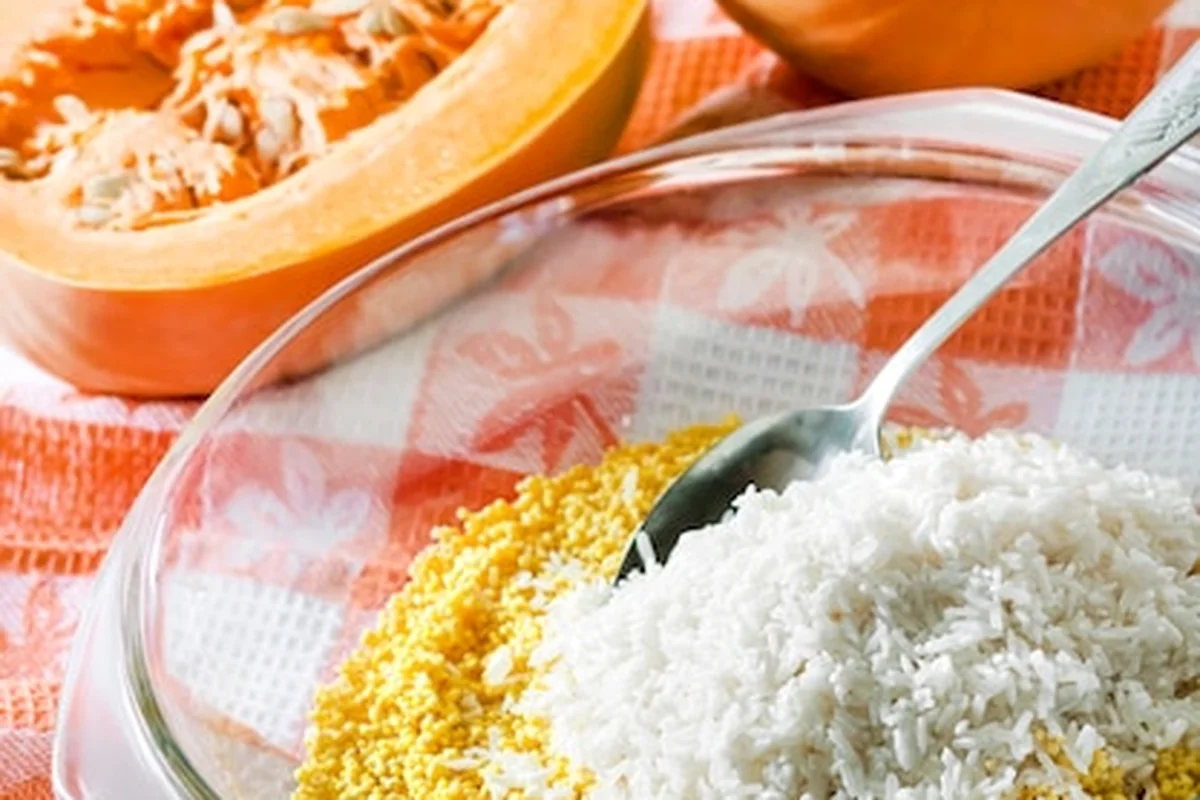 Proso i ryż na patelni podczas gotowania owsianki z dynią mleczną z rodzynkami