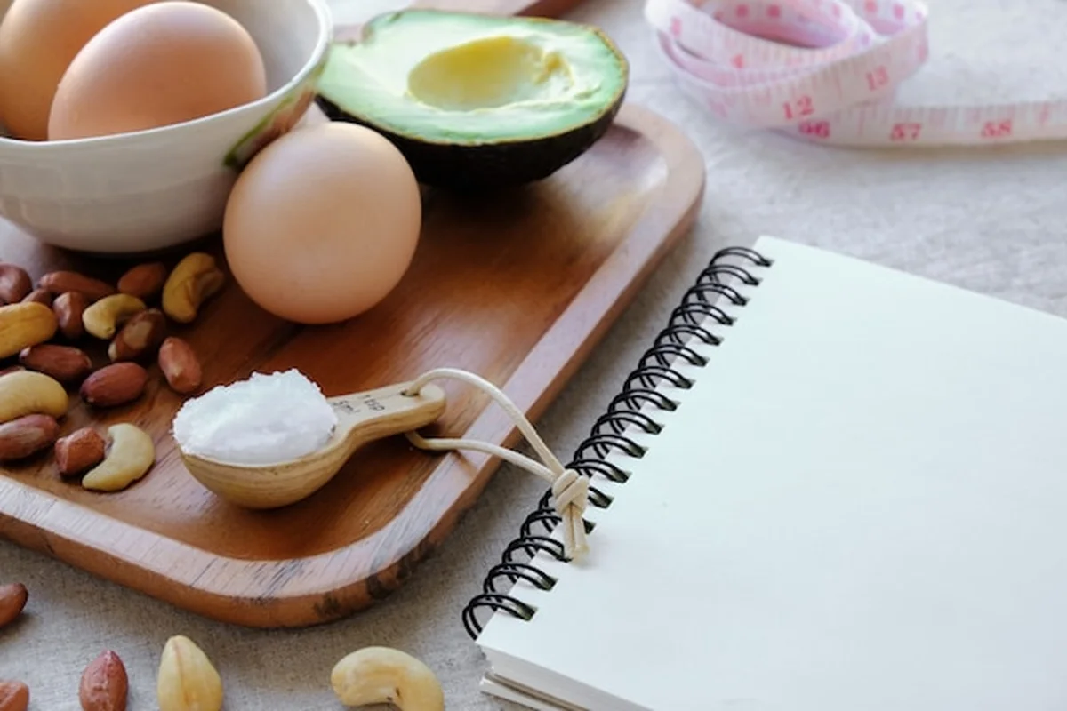 Notatnik z wpisem o diecie niskowęglowodanowej i keto