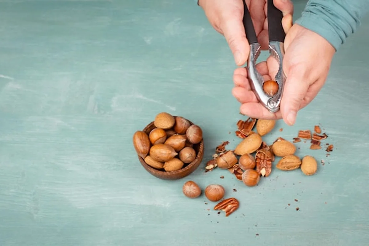 Dziadek rozbił orzechy, różne migdały, orzechy laskowe i pekan, zdrowa żywność